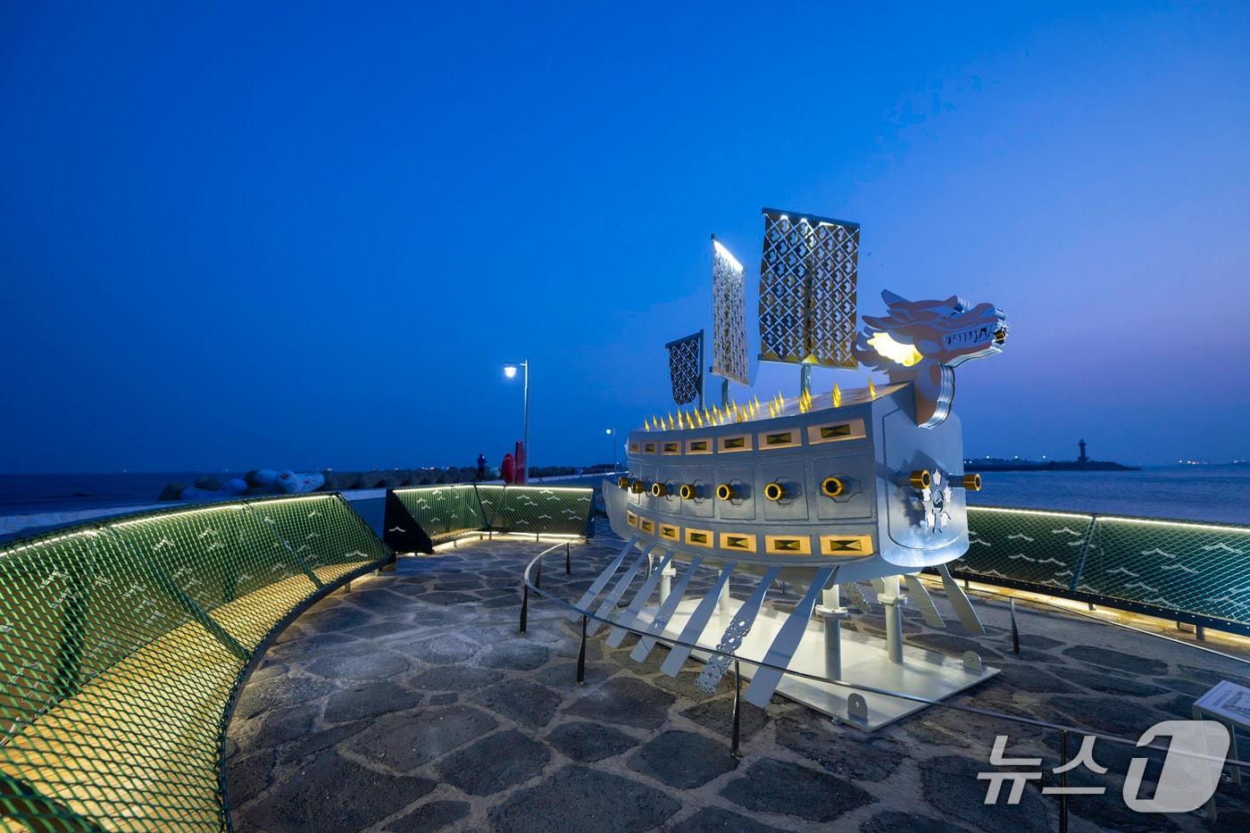 본문 이미지 - 울산 동구청과 HD현대중공업이 지역 주민과 노동자가 함께 만든 거북선 조형물이 울산 동구 슬도 앞 주차장 일원에 설치된 모습.(울산 동구 제공. 재판매 및 DB금지)/뉴스1