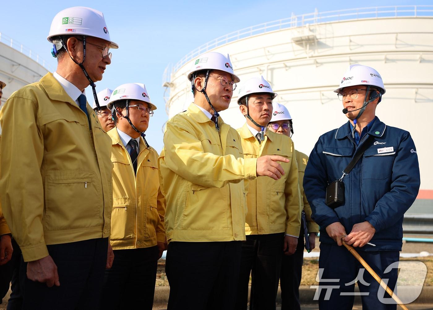 본문 이미지 - 이재명 대통령이 26일 충남 서산 석유공사 비축기지에서 현장점검을 하고 있다. 2026.3.26 ⓒ 뉴스1 허경 기자