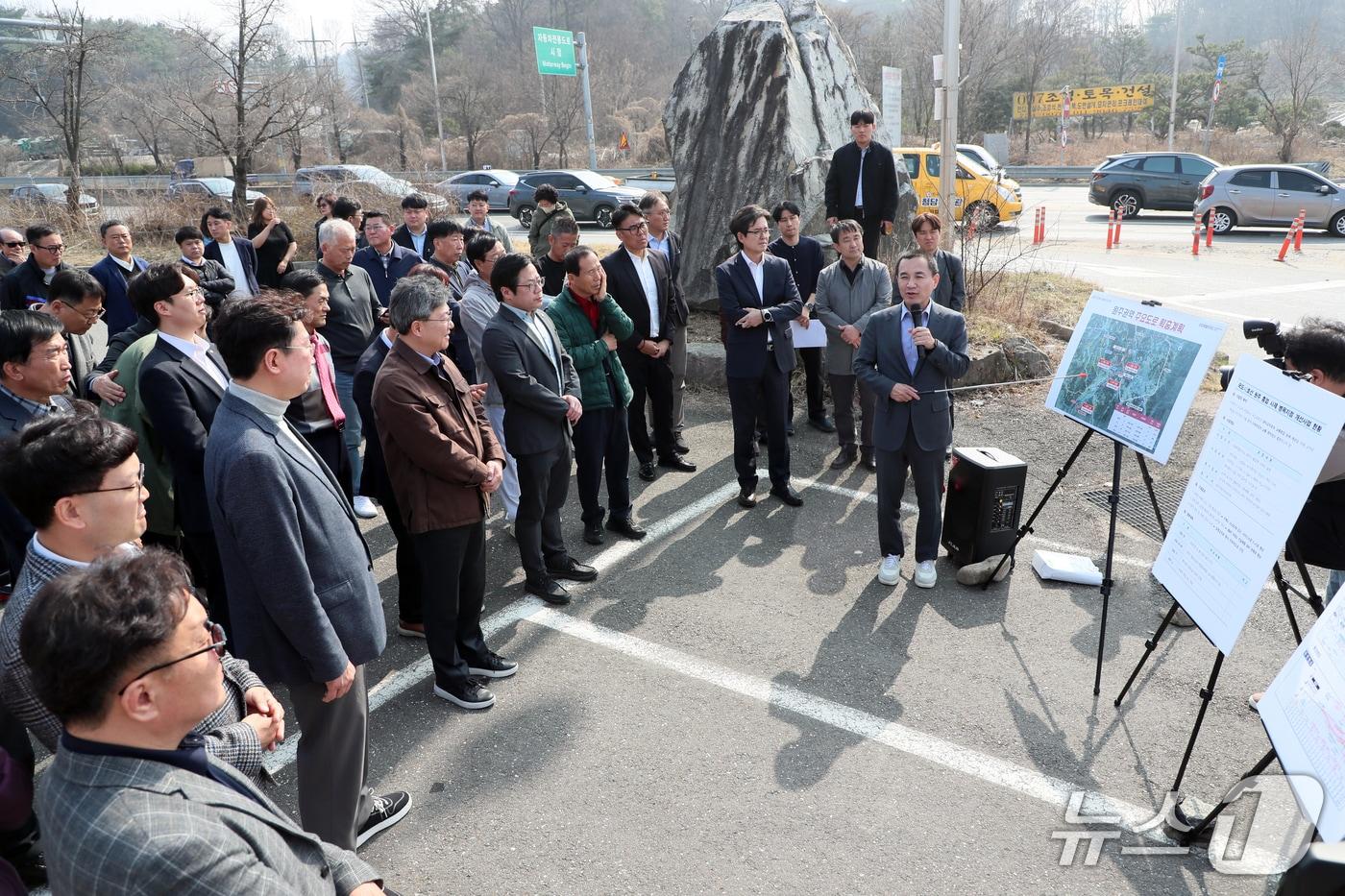 본문 이미지 - 김진태 강원도지사는 26일 원주시 흥업면 사제리 '국도19호선 흥업~지정 우회도로 예정지'를 찾아 현장 간담회를 가졌다.(강원도 제공. 재판매 및 DB금지)/뉴스1