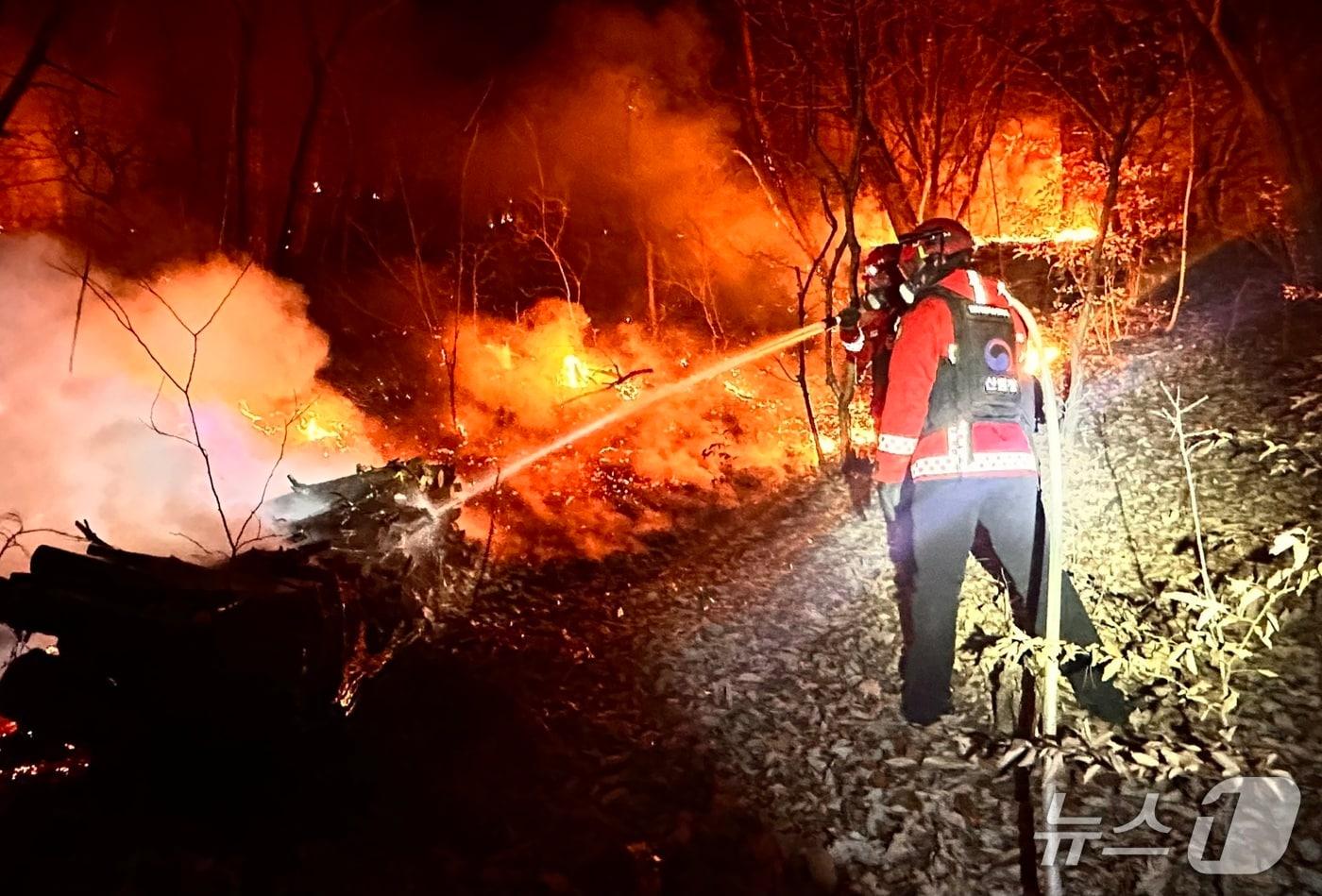 본문 이미지 - 경상남도 밀양시에서 발생한 산불을 진화중인 산불재난특수진화대원 (산림청 제공.재판매 및 DB금지)/뉴스1