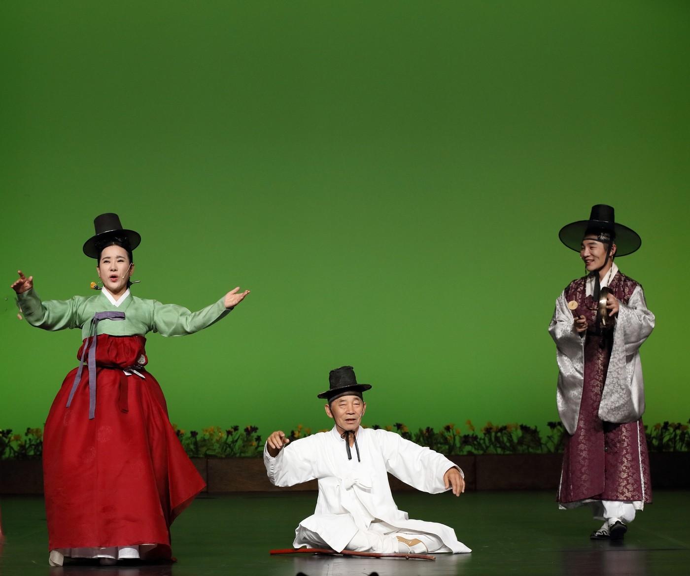 본문 이미지 - 최영숙 보유자, 백영춘 보유자, 정남훈 전승교육사 재담사진소리(서울시 제공)