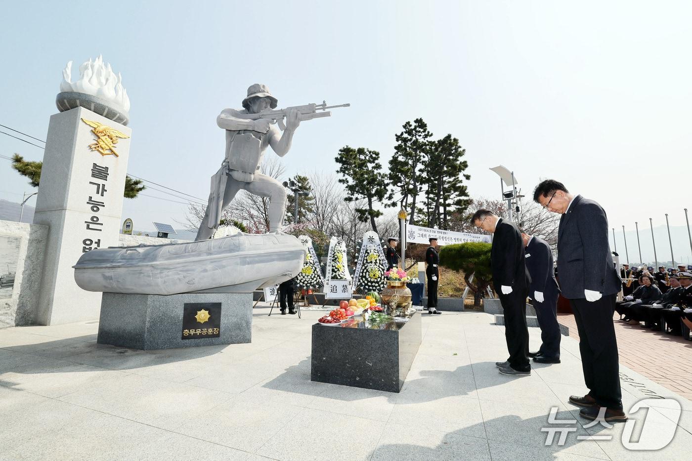 본문 이미지 - 천안함 피격사건 16주기인 26일 진해구 진해루 해변공원에 위치한 고(故) 한주호 준위 동상 앞에서 열린 '고 한주호 준위 추모식'에서 창원시 관계자들이 묵념하고 있다.(창원시 제공. 재판매 및 DB금지)