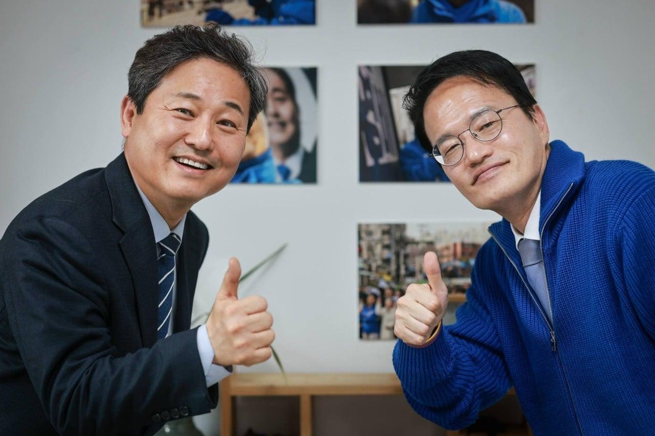 본문 이미지 - 6·3 지방선거 서울시장에 도전하는 박주민 더불어민주당 의원(오른쪽)이 26일 같은 당 김영배 의원(왼쪽)의 초대로 김 의원 지역구인 성북구갑 당원 행사에 참석했다고 밝혔다. (박주민 의원실 제공) 2026.03.26/뉴스1