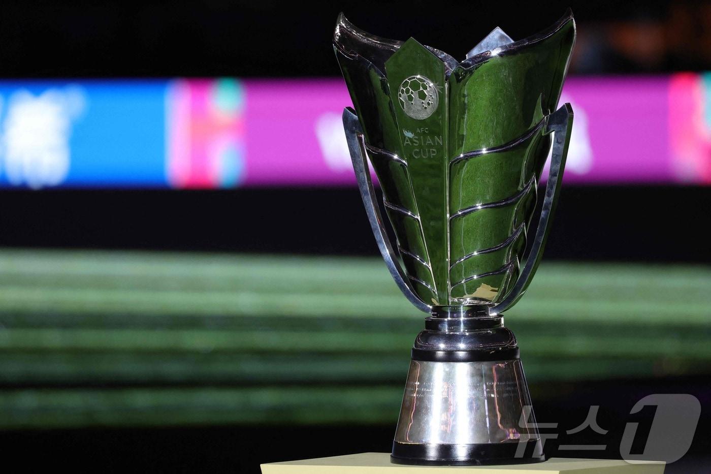 본문 이미지 - AFC 아시안컵의 우승컵. ⓒ AFP=뉴스1