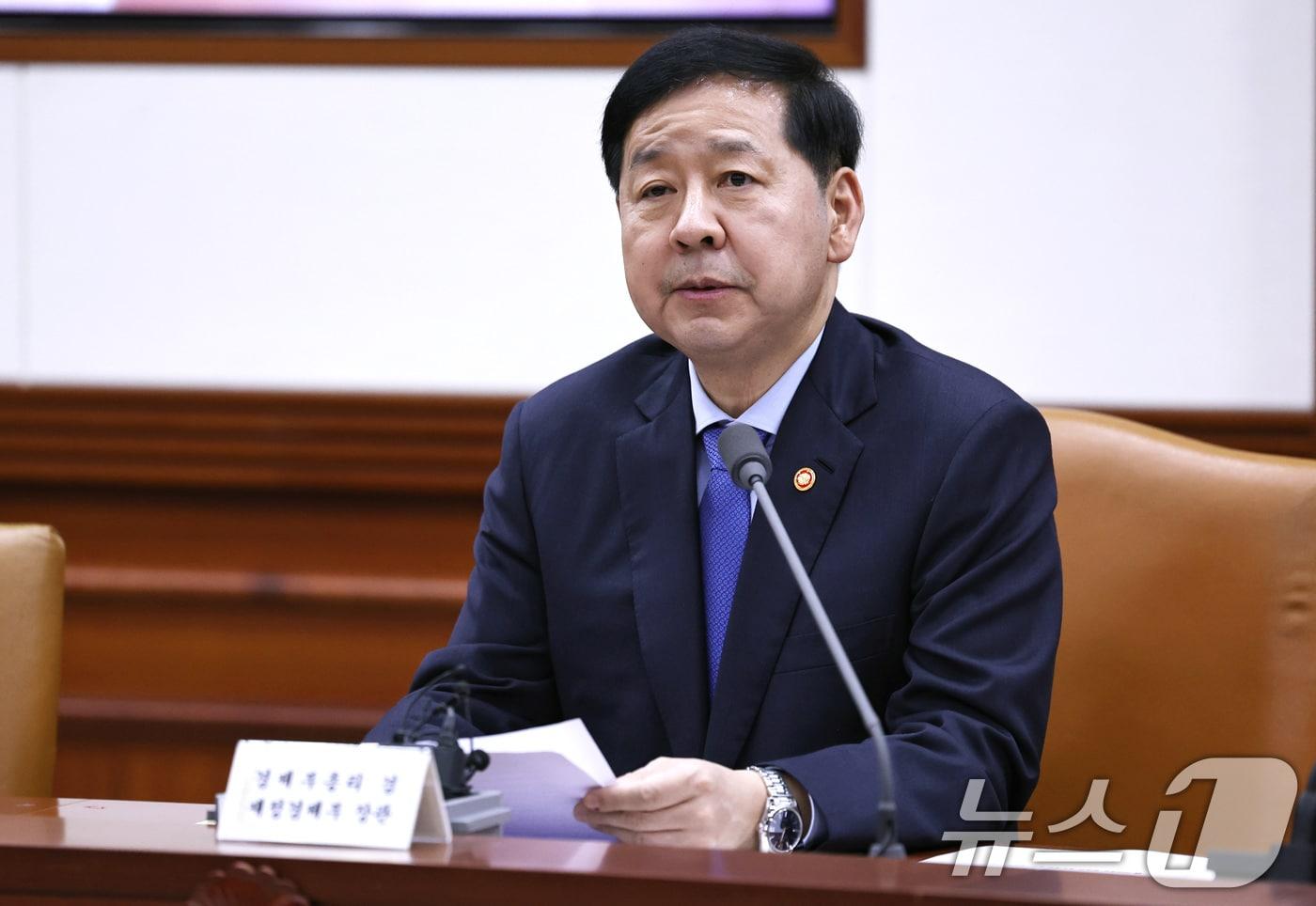 본문 이미지 - 구윤철 경제부총리 겸 재정경제부 장관이 26일 오후 서울 세종대로 정부서울청사에서 열린 비상경제장관회의 겸 민생물가 특별관리 관계장관 TF회의에서 모두발언을 하고 있다. 2026.3.26 ⓒ 뉴스1 구윤성 기자