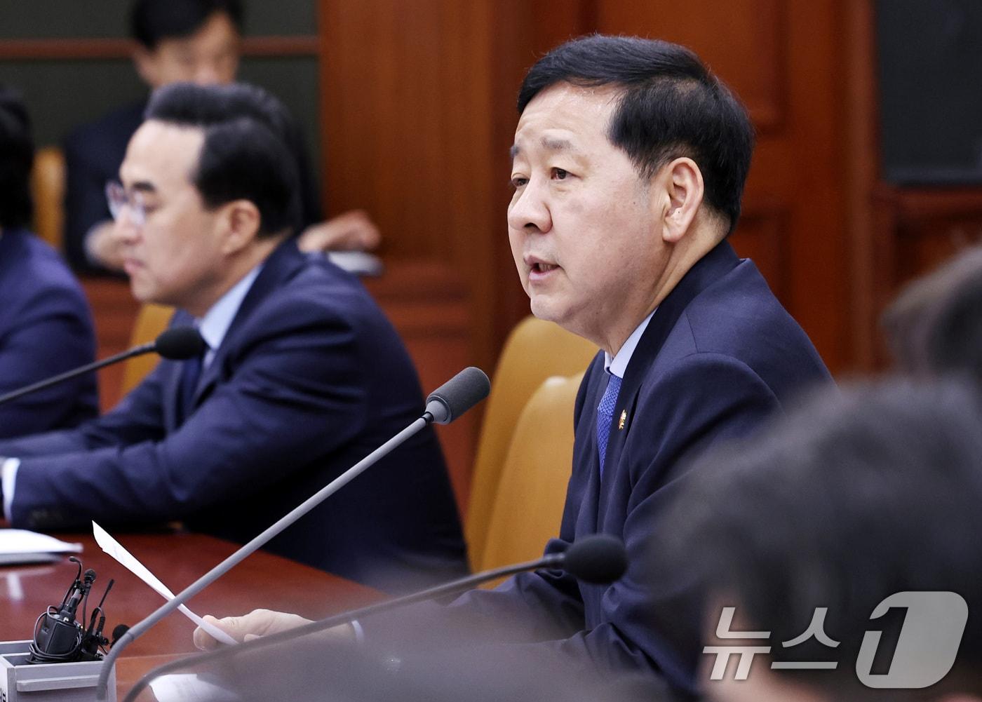 본문 이미지 - 구윤철 경제부총리 겸 재정경제부 장관이 26일 오후 서울 세종대로 정부서울청사에서 열린 비상경제장관회의 겸 민생물가 특별관리 관계장관 TF회의에서 모두발언을 하고 있다. 2026.3.26 ⓒ 뉴스1 구윤성 기자