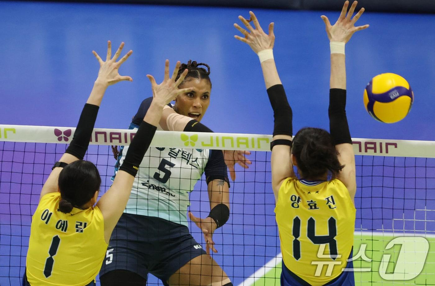 본문 이미지 - 26일 오후 경기 수원시 장안구 수원종합운동장 실내체육관에서 열린 2025-26 V리그 여자부 플레이오프 현대건설과 GS칼텍스의 경기에서 GS칼텍스 실바가 스파이크 공격을 하고 있다. 2026.3.26 ⓒ 뉴스1 김영운 기자