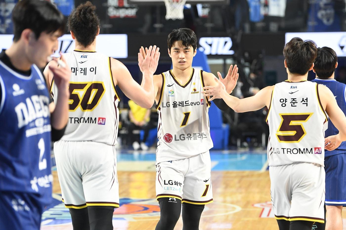 본문 이미지 - 창원 LG가 26일 열린 2025-26 프로농구 경기에서 대구 한국가스공사를 꺾고 정규리그 우승 매직넘버를 4로 줄였다. (KBL 제공)