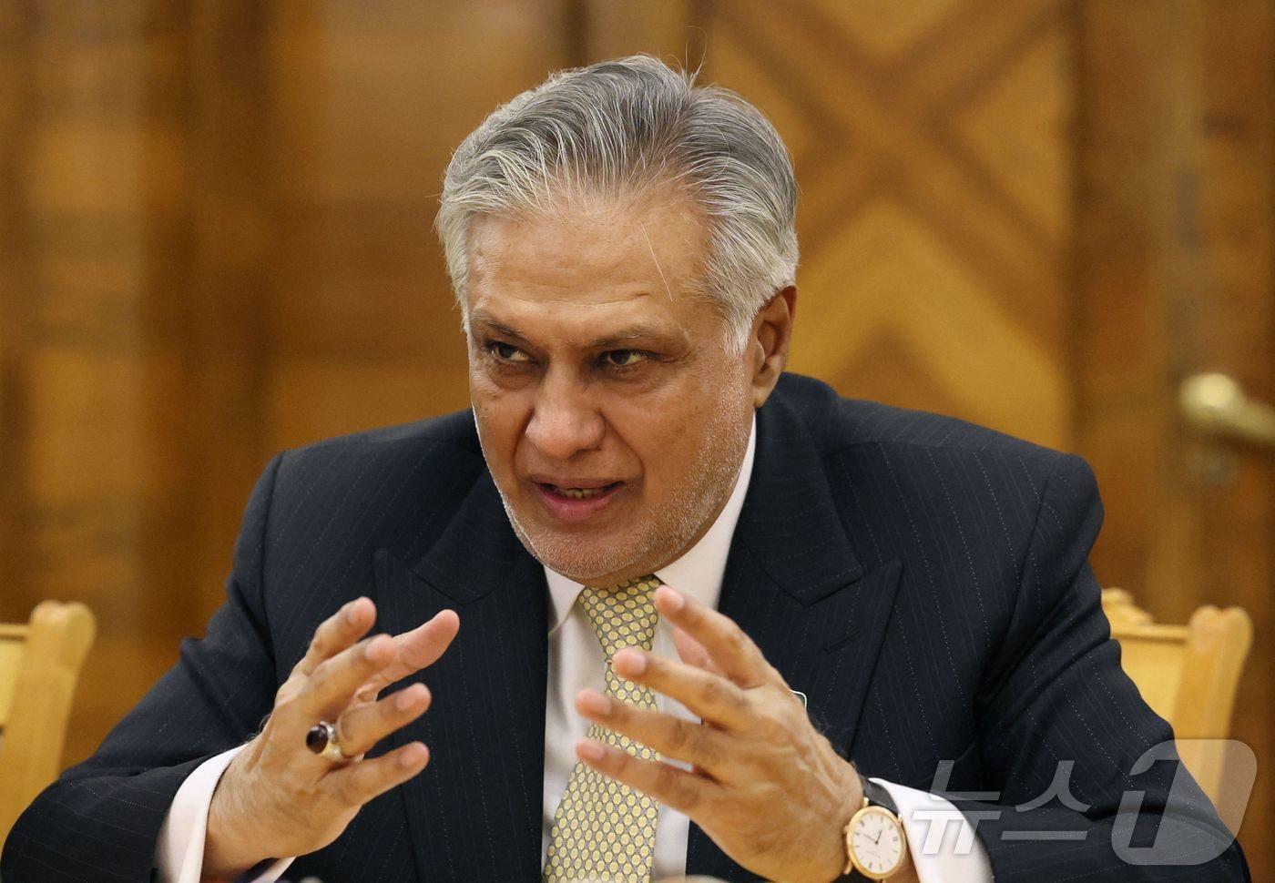 본문 이미지 - 이샤크 다르 파키스탄 부총리 겸 외무장관. ⓒ AFP=뉴스1