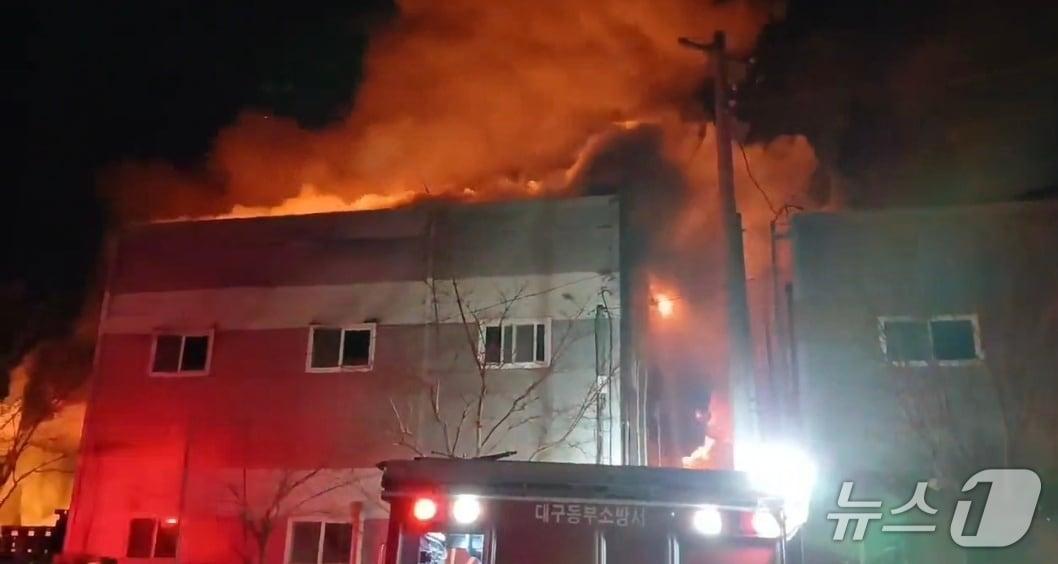 본문 이미지 - 26일 오후 8시 43분쯤 대구 동구 방촌동의 한 조명자재 공장에서 불이 나 소방 당국이 진화하고 있다. (대구소방본부 제공. 재판매 및 DB 금지) 2026.3.26/뉴스1