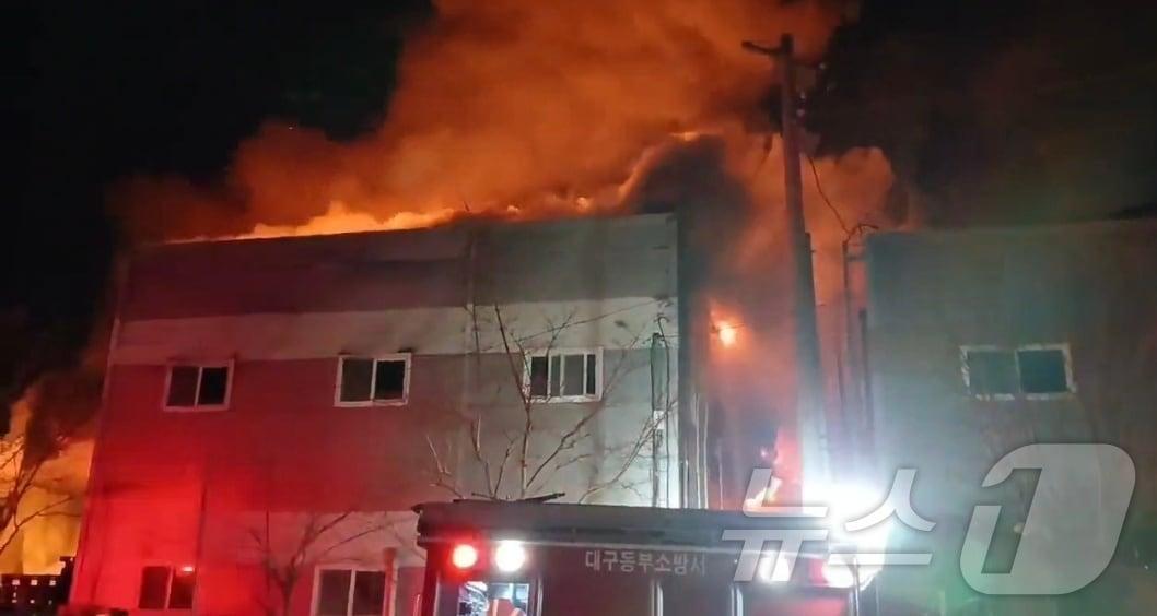 본문 이미지 - 26일 오후 8시 43분쯤 대구 동구 방촌동의 한 조명자재 공장에서 화재가 발생, 출동한 소방 당국이 진화하고 있다. (대구소방본부 제공. 재판매 및 DB 금지) 2026.3.26 ⓒ 뉴스1 남승렬 기자