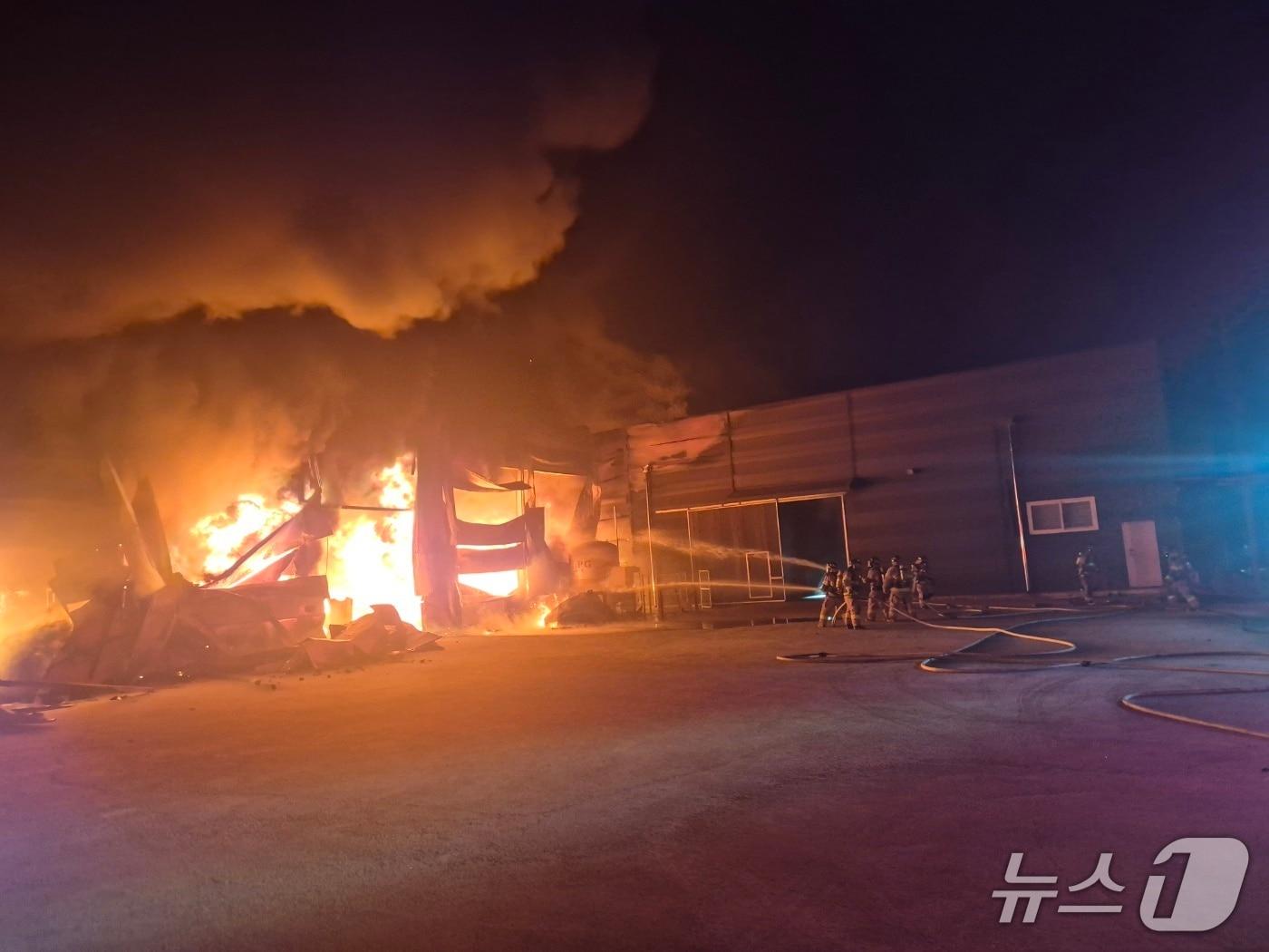 본문 이미지 - 26일 오후 8시 16분쯤 충북 음성군 금왕읍 한 필름 제조 공장에서 불이 났다.(충북소방본부 제공)