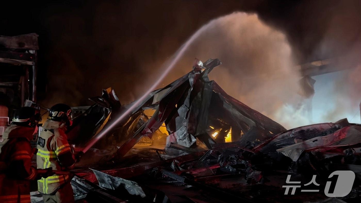 본문 이미지 - 26일 오후 8시 16분쯤 충북 음성군 금왕읍의 한 필름 제조 공장에서 불이 나 2시간 45분 만에 진화됐다. (충북소방본부 제공. 재판매 및 DB금지)