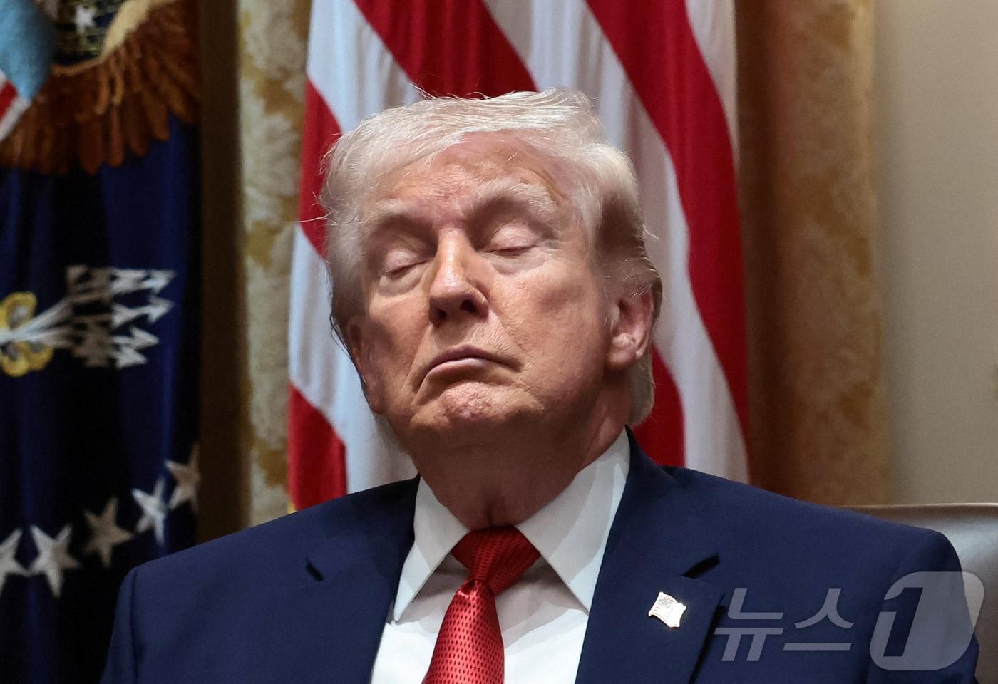 본문 이미지 - 도널드 트럼프 미국 대통령이 26일(현지시간) 백악관에서 내각 회의를 하는 도중 눈을 잠시 감고 있다. 2026.3.26 ⓒ 로이터=뉴스1
