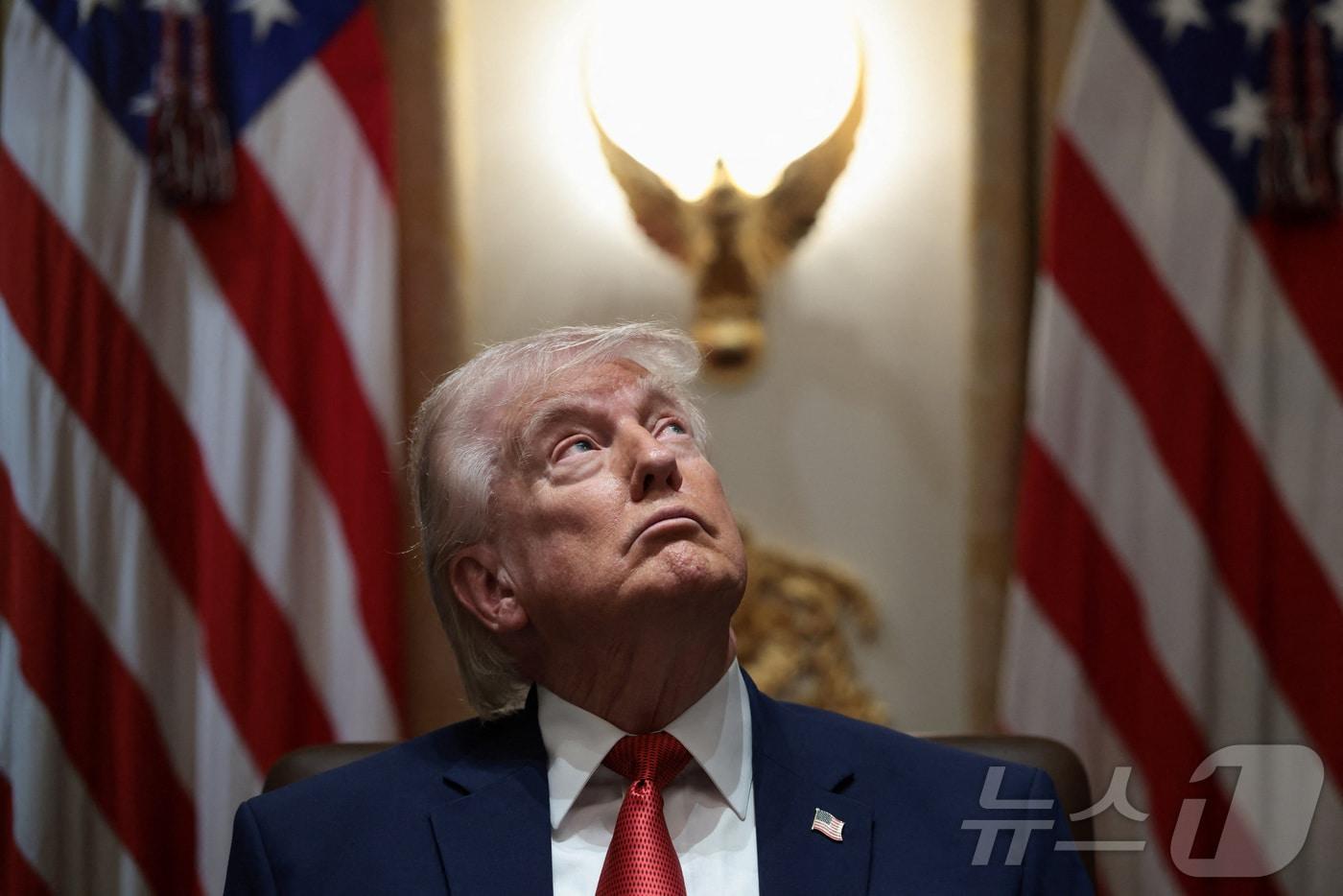 본문 이미지 - 도널드 트럼프 미국 대통령이 26일(현지시간) 내각회의 참석 도중 위쪽을 응시하고 있다. 2026.3.26 ⓒ 로이터=뉴스1