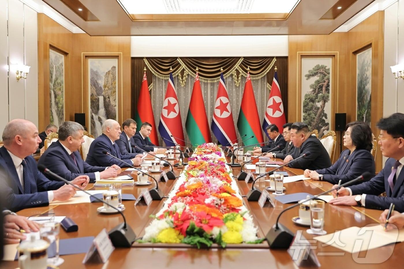 본문 이미지 - (평양 노동신문=뉴스1) = 북한 노동당 기관지 노동신문은 27일 "김정은 동지께서 3월 26일 우리 나라를 공식방문하고있는 벨라루씨공화국 대통령 알렉싼드르 루까쉔꼬 동지와 회담했다＂고 보도했다. [국내에서만 사용가능. 재배포 금지. DB 금지. For Use Only in the Republic of Korea. Redistribution Prohibited] rodongphoto@news1.kr