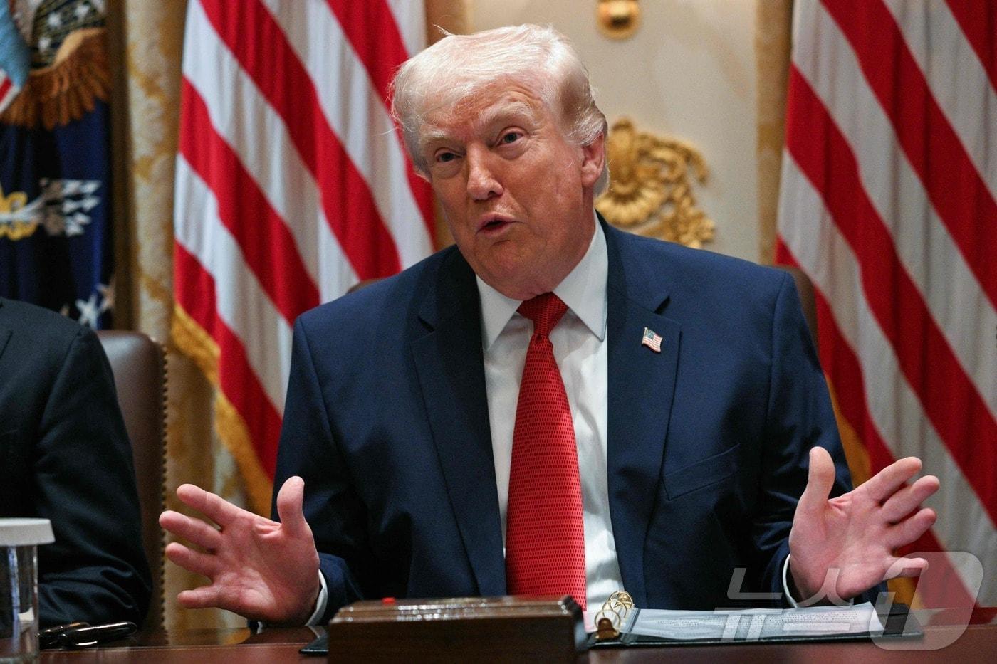 본문 이미지 - 도널드 트럼프 미국 대통령이 26일(현지시간) 워싱턴DC 백악관에서 각료회의를 주재하고 있다. 2026.03.26. ⓒ AFP=뉴스1