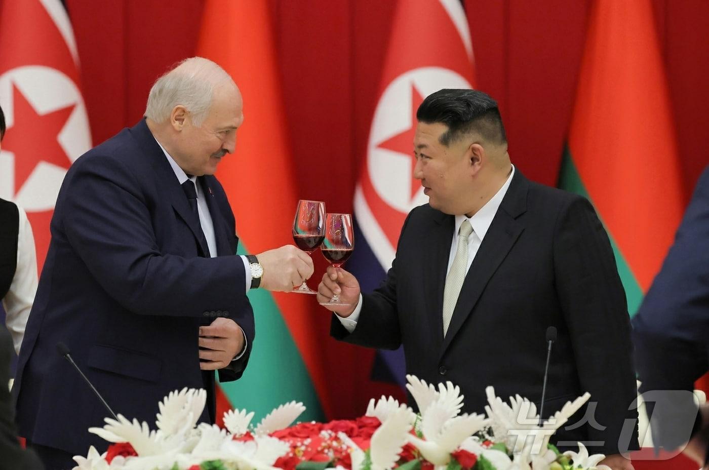 본문 이미지 - (평양 노동신문=뉴스1) = 북한 노동당 기관지 노동신문은 27일 "김정은동지께서 벨라루씨공화국 대통령 알렉싼드르 루까쉔꼬동지의 우리 나라 방문을 환영하여 3월 26일 연회를 마련했다＂고 보도했다. [국내에서만 사용가능. 재배포 금지. DB 금지. For Use Only in the Republic of Korea. Redistribution Prohibited] rodongphoto@news1.kr