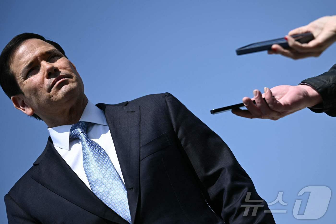 본문 이미지 - 26일(현지시간) 마코 루비오 미국 국무장관이 주요 7개국(G7) 외교장관 회의에 참석하기 위해 프랑스로 출국하기 전 메릴랜드주 앤드루스 합동기지에서 기자들의 질문에 답하고 있다. 2026.03.26 ⓒ AFP=뉴스1