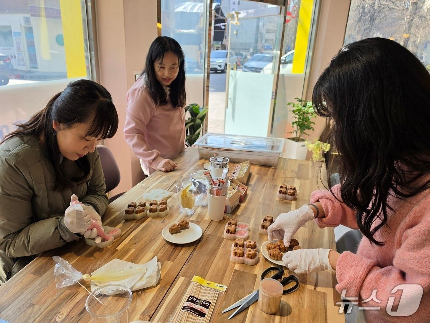 본문 이미지 - 꿈돌이 호두과자 체험 모습 (대전시 제공) / 뉴스1