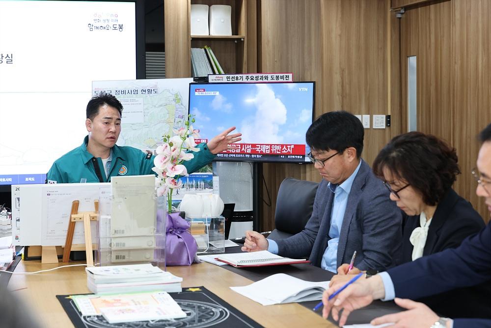 본문 이미지 - 오언석 도봉구청장이 지난 23일 구청장실에서 비상경제대책회의를 주재하고 있다.