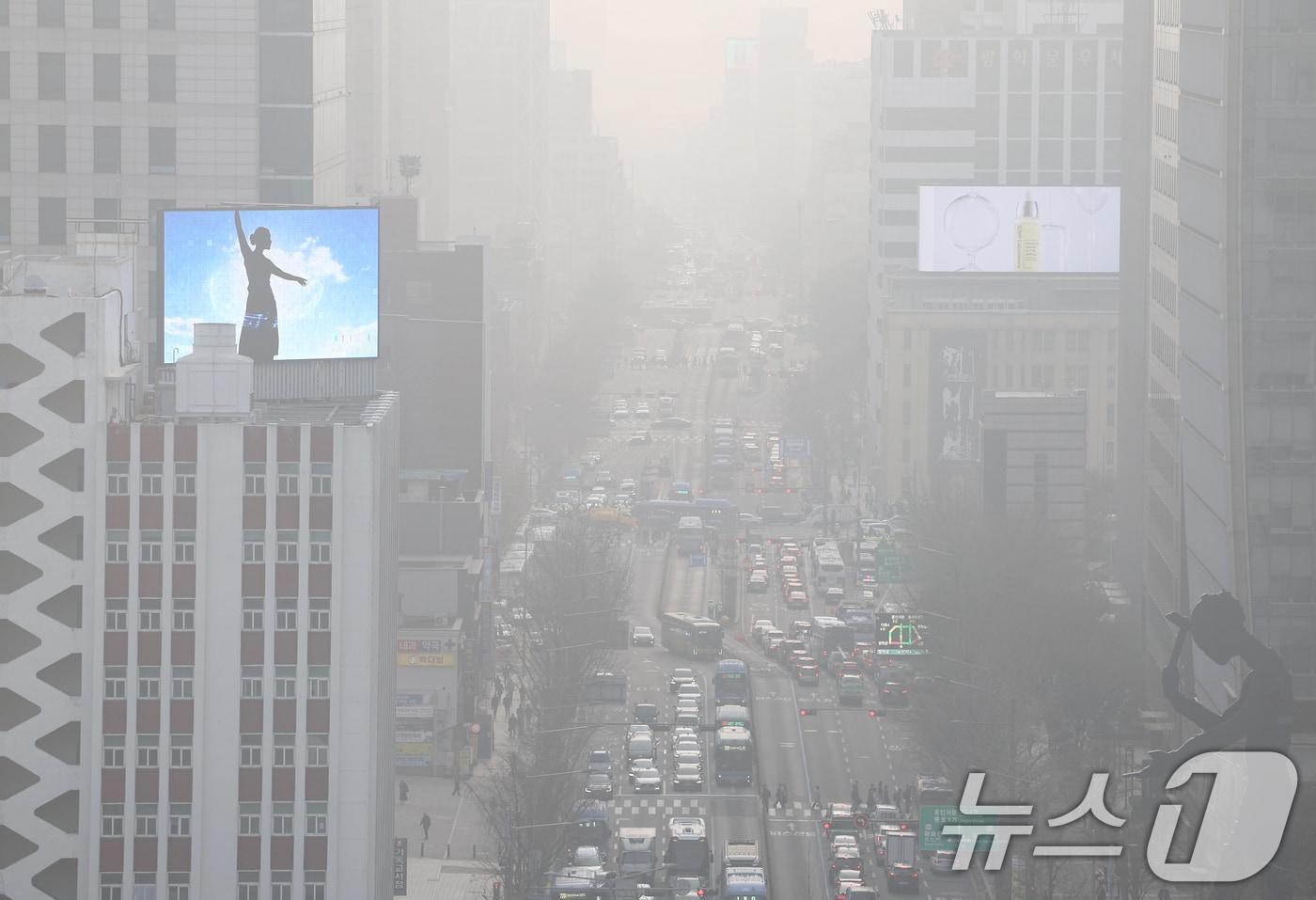 본문 이미지 - 전국 대부분 지역의 초미세먼지 농도가 '나쁨' 수준을 보인 27일 오전 서울 종로구 서울시교육청에서 바라본 도심이 뿌옇게 보이고 있다. 2026.3.27 ⓒ 뉴스1 김민지 기자