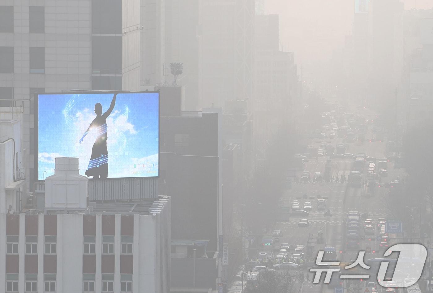 본문 이미지 - 전국 대부분 지역의 초미세먼지 농도가 '나쁨' 수준을 보인 27일 오전 서울 종로구 서울시교육청에서 바라본 도심이 뿌옇게 보이고 있다. 2026.3.27 ⓒ 뉴스1 김민지 기자