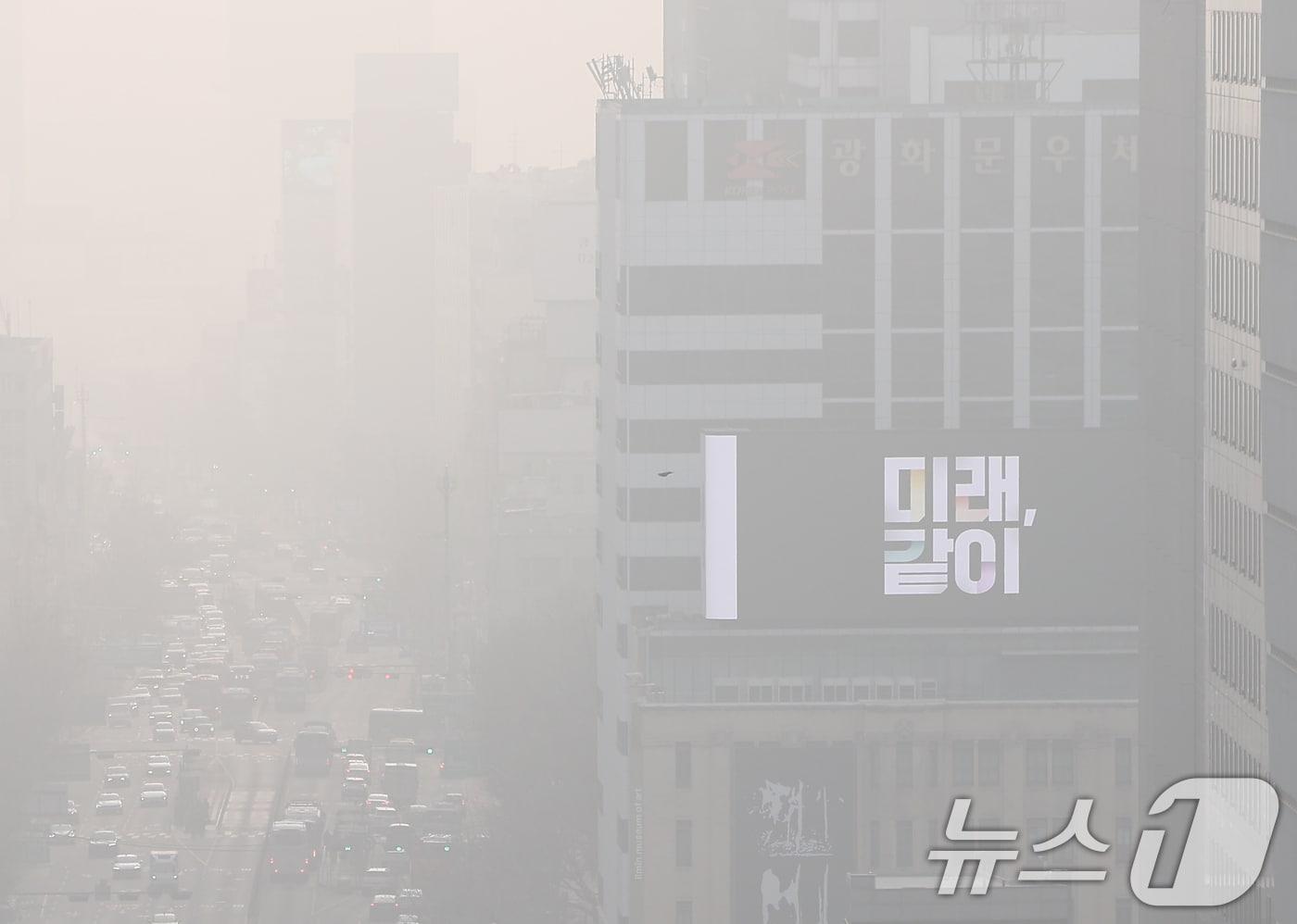 본문 이미지 - 전국 대부분 지역의 초미세먼지 농도가 '나쁨' 수준을 보인 27일 도심이 뿌옇게 보이고 있다. 2026.3.27 ⓒ 뉴스1 김민지 기자