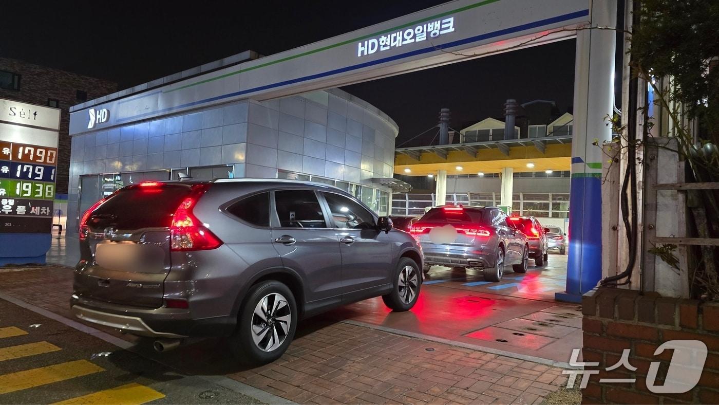 본문 이미지 - 전날(26일) 서울 동작구 흑석동의 한 주유소에 주유를 대기 중인 차량 행렬.2026.3.26 ⓒ 뉴스1 윤주영 기자