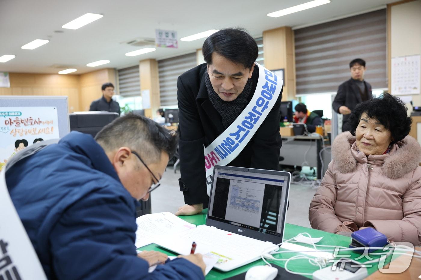본문 이미지 - 민생안정 지원금 1차 지급 때 접수 창구를 찾은 최재형 보은군수(가운데).  (보은군 제공. 재판매 및 DB금지)  