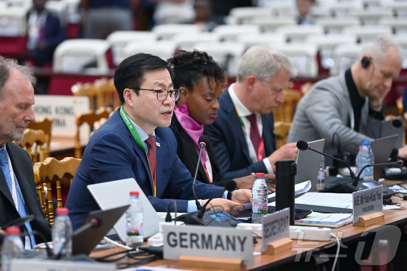 본문 이미지 - 여한구 산업통상부 통상교섭본부장이 26일(현지시간) 카메룬 야운데에서 WTO 제14차 각료회의(MC-14) 일환으로 WTO 회원국 통상장관이 참석한 가운데 열린 WTO 개혁 그룹별 세션(근본이슈 및 원칙)을 주재하고 있다. (산업통상부 제공. 재판매 및 DB 금지) 2026.3.27 ⓒ 뉴스1