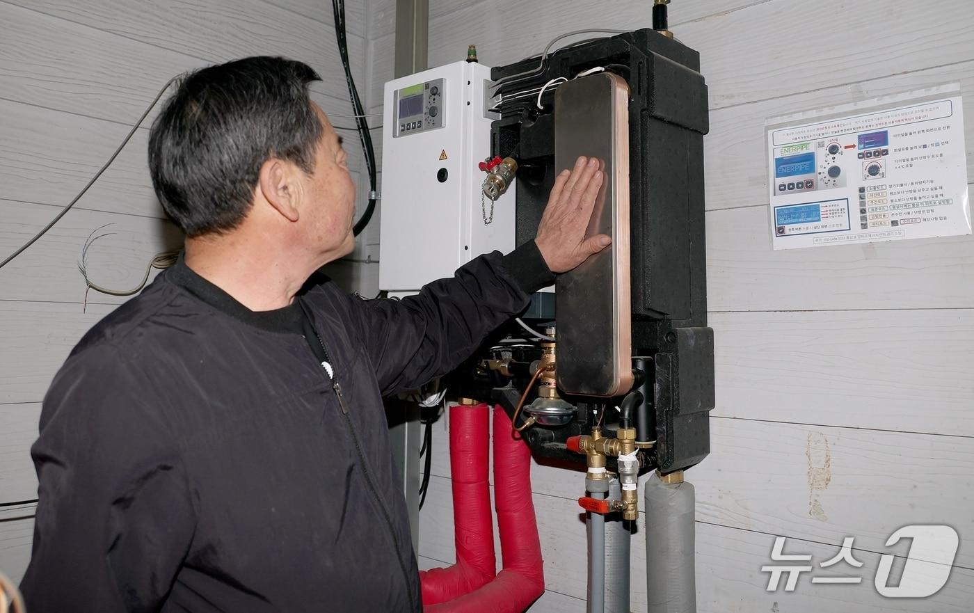 본문 이미지 - 에너지 공급시설 살피는 괴산 산림 에너지 자립마을 '담바우 에너지공급센터' 홍남표 소장.(괴산군 제공. 재판매 및 DB금지)