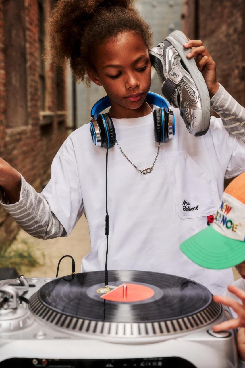 본문 이미지 - 뉴발란스 키즈가 지난해 완판된 '프리들'의 후속 모델로 상위 등급 스니커 샌들 '프리들 엑스'를 선보인다.(이랜드월드 제공)