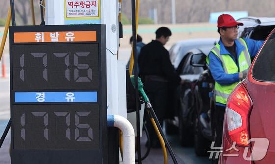 본문 이미지 - 시민들이 줄을 지어 주유를 하고 있다. 2026. 3. 26/뉴스1 김성진 기자