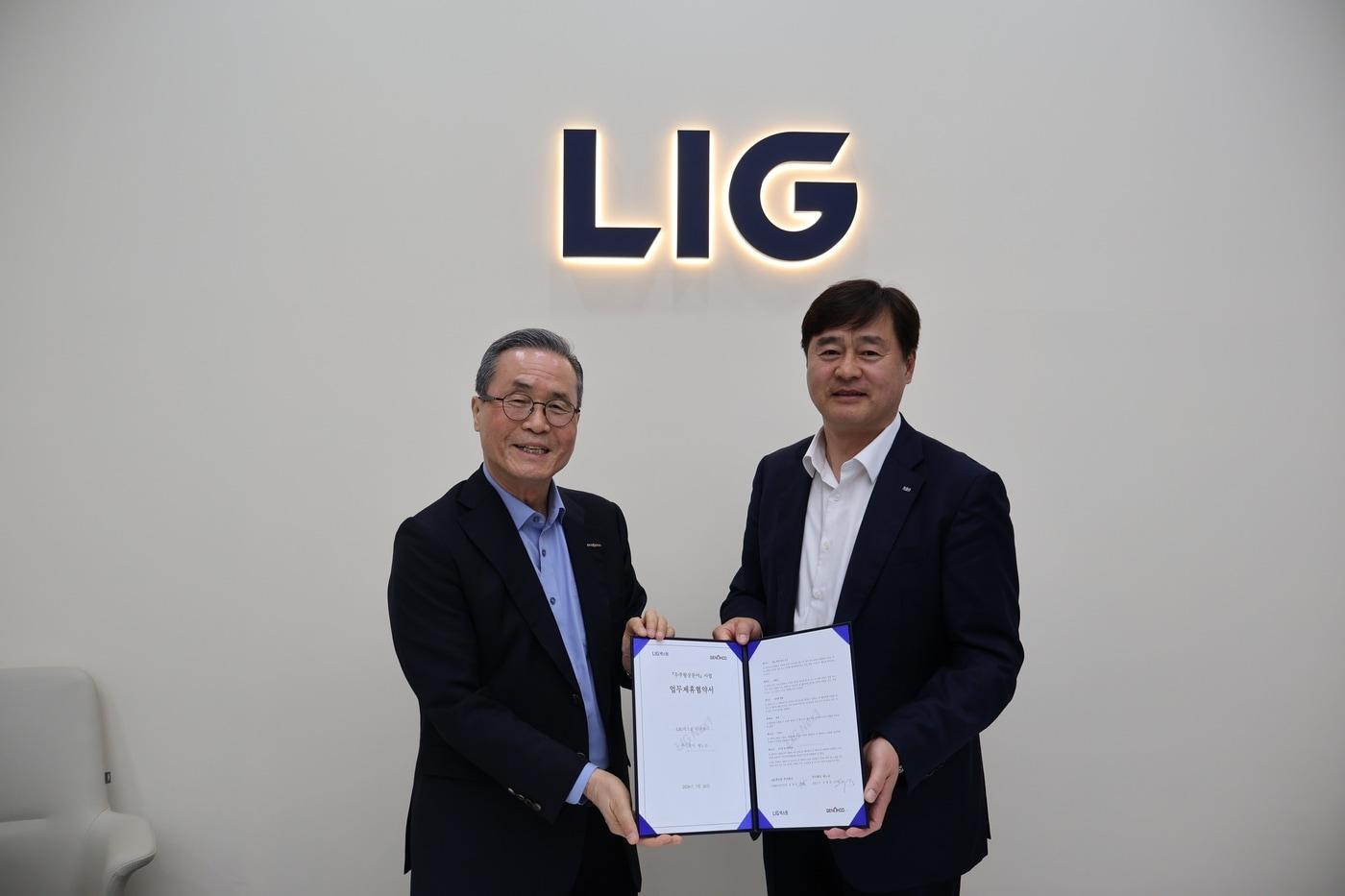 본문 이미지 -  유태삼 제노코 대표이사와 문병호 LIG넥스원 C5SIR사업부문장(오른쪽)이 위성통신 항공분야 업무협력을 위한 협약 체결 후 기념사진을 찍고 있다.(LIG넥스원 제공)