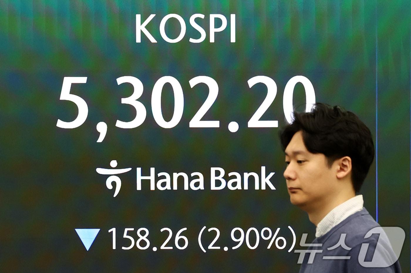 본문 이미지 - 미국·이란의 휴전 기대감이 낮아지며 코스피가 하락 출발한 27일 오전 서울 중구 하나은행 딜링룸 전광판에 증시 시황이 표시되고 있다. ⓒ 뉴스1 최지환 기자