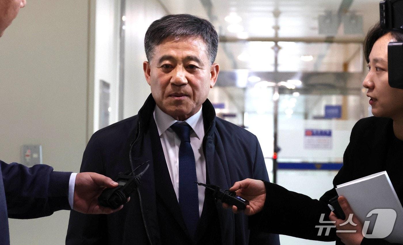 본문 이미지 - 소환조사를 위해 전북경찰청에 들어오고 있는 정성주 김제시장.2025.12.16/뉴스1