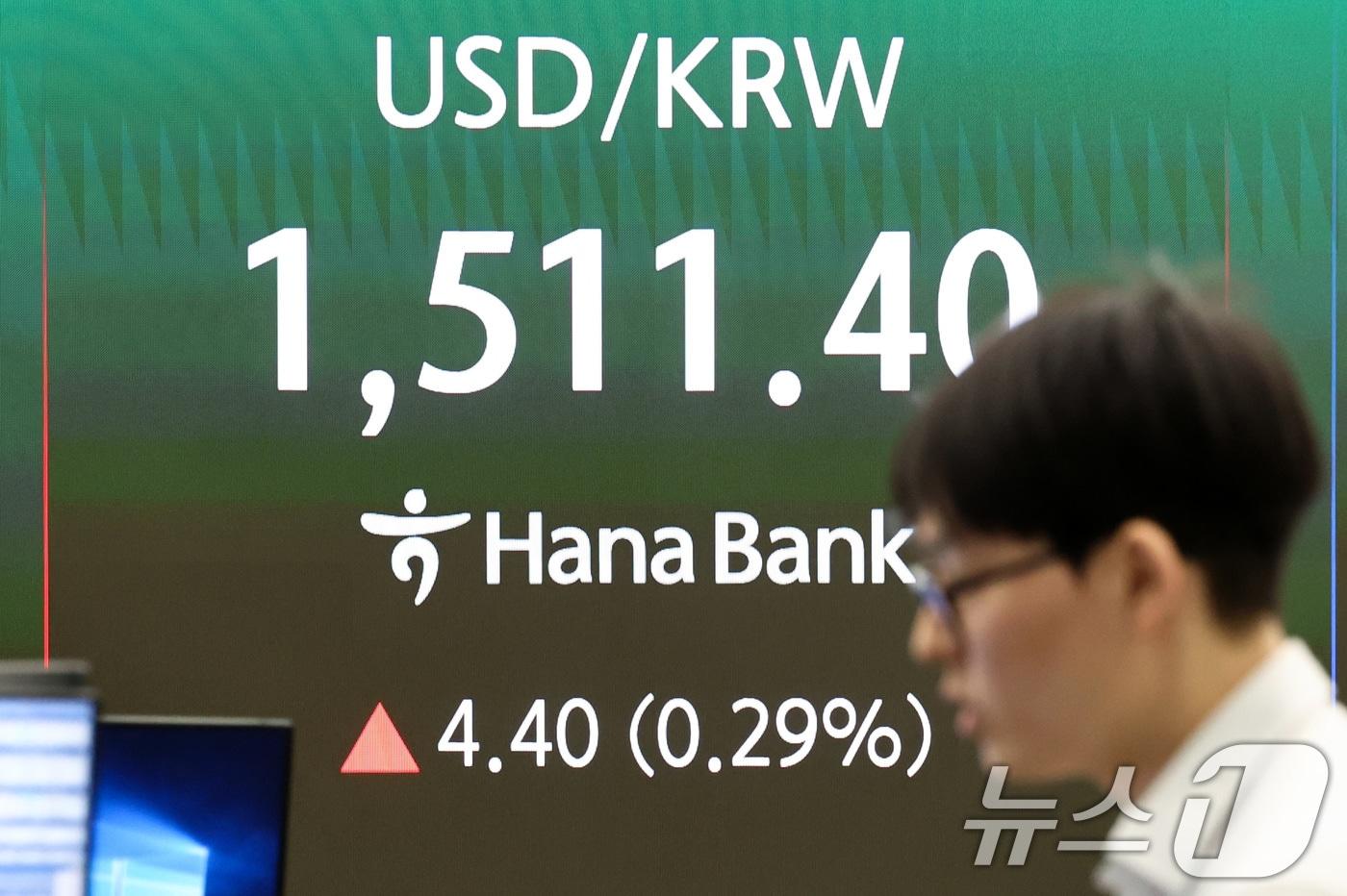 본문 이미지 - 27일 오전 서울 중구 하나은행 딜링룸 전광판에 달러·원 환율이 1511.4원을 표시하고 있다. 2026.3.27 ⓒ 뉴스1 최지환 기자