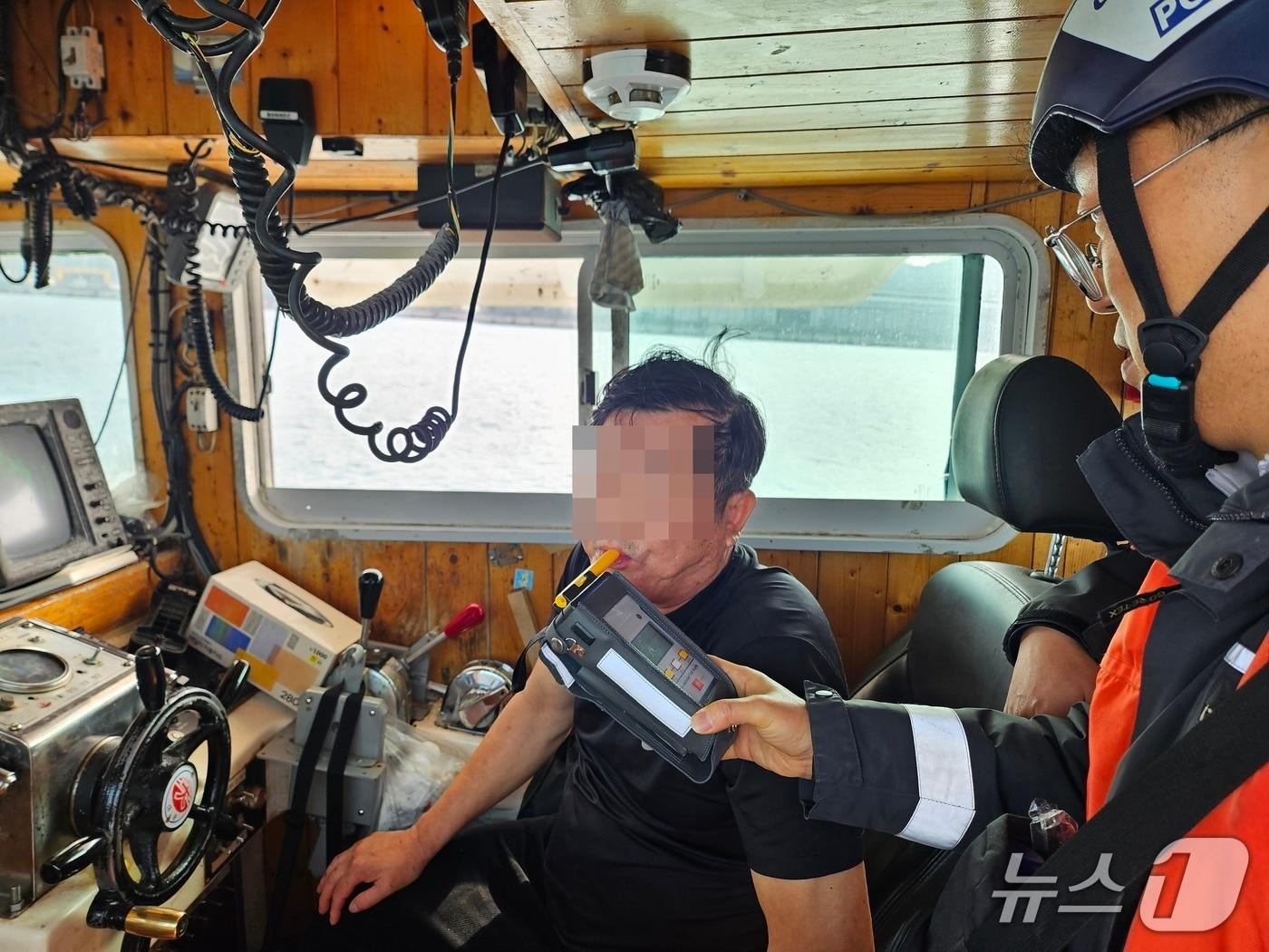 본문 이미지 - 음주측정하는 해경 (해경 제공. 재판매 및 DB금지)
