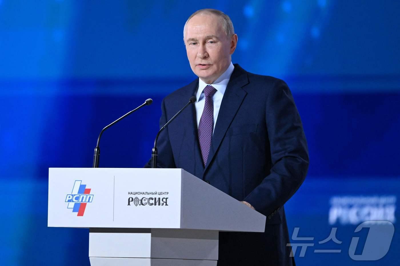 본문 이미지 - 블라디미르 푸틴 러시아 대통령이 2026년 3월 26일 모스크바에서 열린 러시아 산업인·기업인 연합(RSPP) 총회에 참석했다.2026.03.26. ⓒ AFP=뉴스1