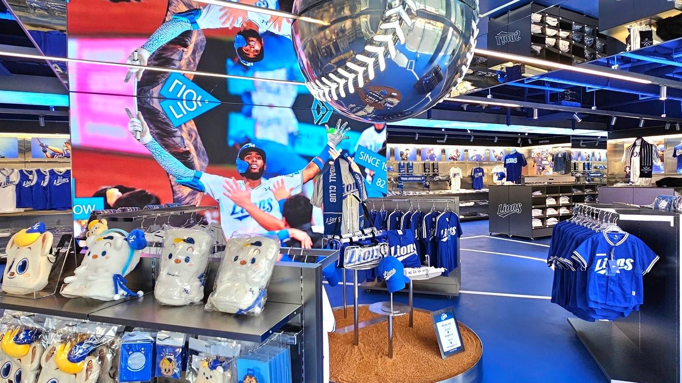 본문 이미지 - 카카오엔터테인먼트의 팬 플랫폼 '베리즈'가 삼성 라이온즈 팀스토어 오프라인몰을 열었다고 27일 밝혔다. (카카오엔터 제공)