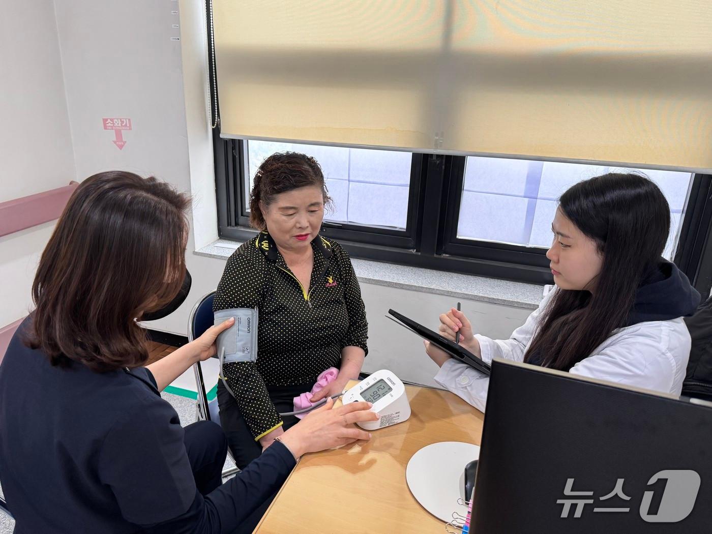 본문 이미지 - 전북 임실군 보건의료원이 오는 30일부터 4월까지 'AI-IoT기반 어르신 건강관리사업'에 참여할 65세이상 150명을 선착순 모집한다.(임실군제공, 재판매 및 DB금지)2026.3.27/뉴스1