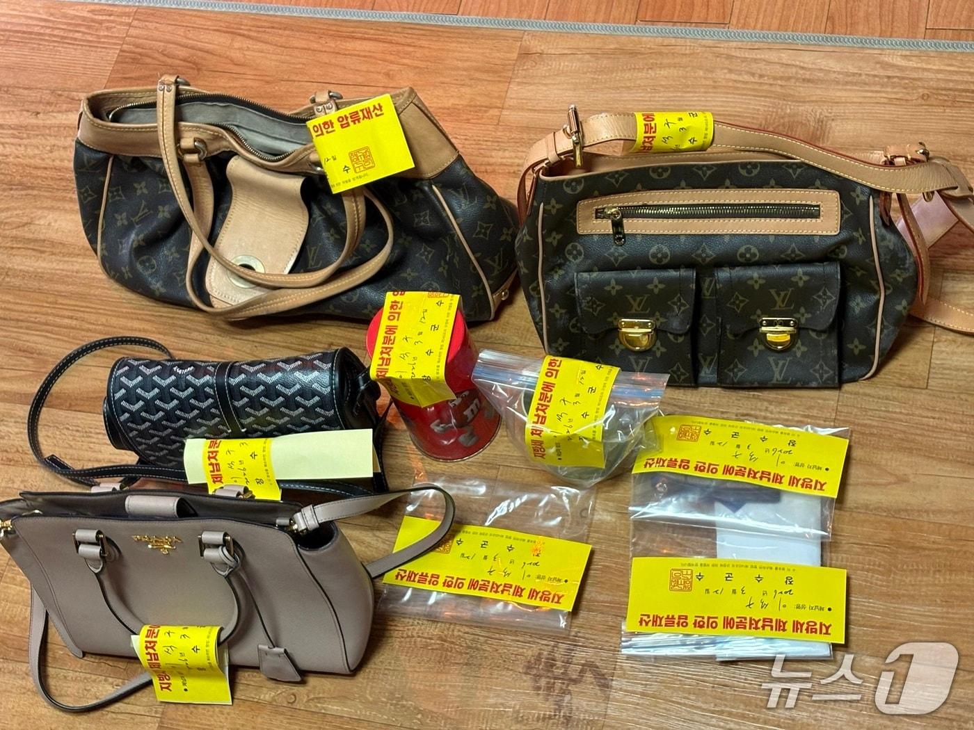 본문 이미지 - 전북도가 지난 10일부터 18일까지 5개 군과 함동으로 고액 상습 체납자에 대한 가택수색을 실시한 가운데 명품 가방 등이 압류 조치됐다.(전북도 제공. 재판매 및 DB금지)/뉴스1    