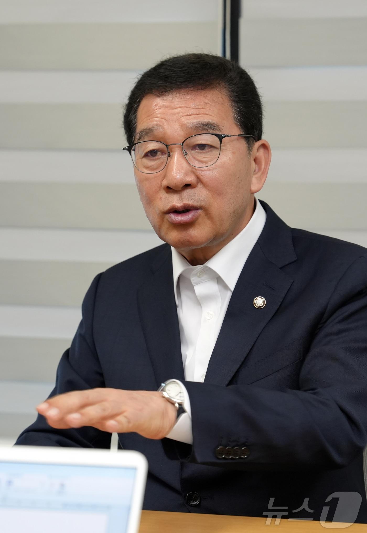 본문 이미지 - 신정훈 더불어민주당 국회의원(나주·화순)이 27일 나주지역사무소에서 뉴스1과 인터뷰를 갖고 있다.(의원실 제공, 재배포 및 DB 금지)2026.3.27 ⓒ 뉴스1