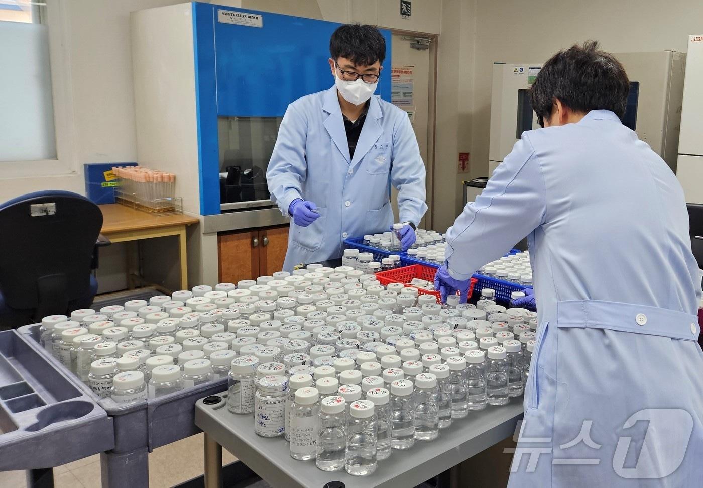 본문 이미지 - 경북보건환경연구원, 학교 먹는물 수질검사 실시…지하수·정수기 점검 경북보건환경연구원은 27일 도내 학교를 대상으로 먹는 물 수질검사를 실시하고 있다 ⓒ 뉴스1 김대벽기자