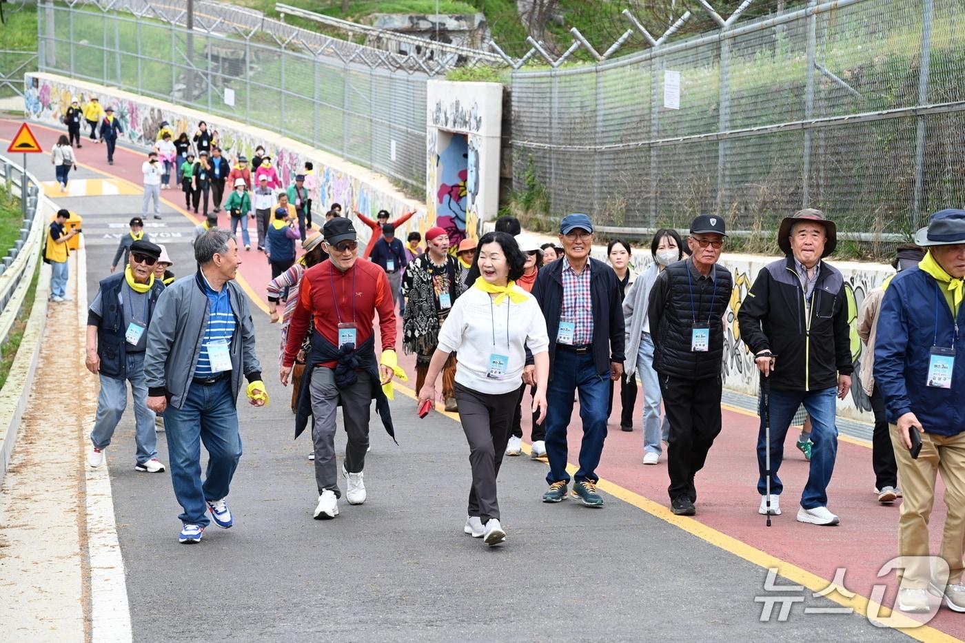 본문 이미지 - 남구 통일열차 철책선 탐방 모습.(광주 남구 제공)