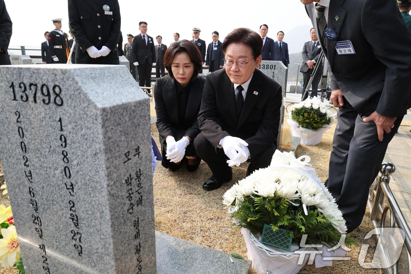 본문 이미지 - 이재명 대통령과 김혜경 여사가 27일 대전 국립대전현충원 제2연평해전 및 연평도 포격전 묘역에서 참배하고 있다. 2026.3.27 ⓒ 뉴스1 허경 기자