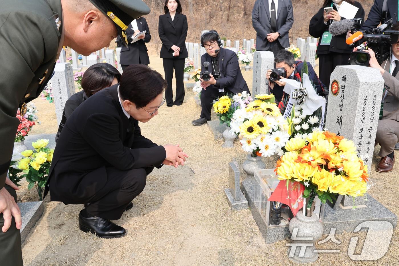 본문 이미지 - 이재명 대통령과 김혜경 여사가 27일 대전 국립대전현충원에서 故 채수근 상병 묘역을 참배하고 있다. 2026.3.27 ⓒ 뉴스1 허경 기자