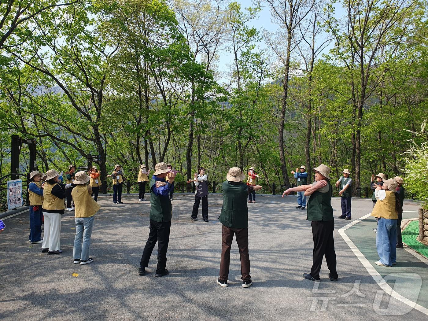본문 이미지 - 국립산림치유원은 28일 산불피해 지역 주민과 아동·청소년 등을 대상으로 맞춤형 산림치유 프로그램을 확대 운영하고 있다. /뉴스1