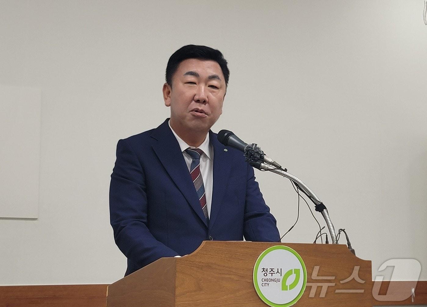 본문 이미지 - 이범석 청주시장이 27일 청주시청에서 기자회견을 열고 국민의힘 공천관리위원회 컷오프 결정에 자신의 입장을 밝히고 있다.2026.3.27. ⓒ 뉴스1 임양규 기자